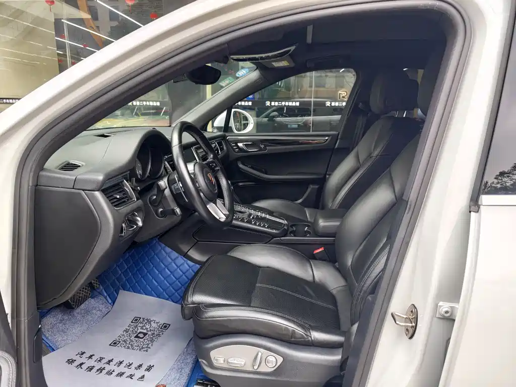 PORSCHE MACAN