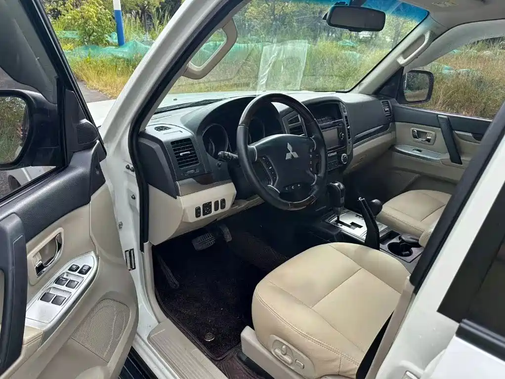 Mitsubishi Pajero (Import) — миниатюра 6