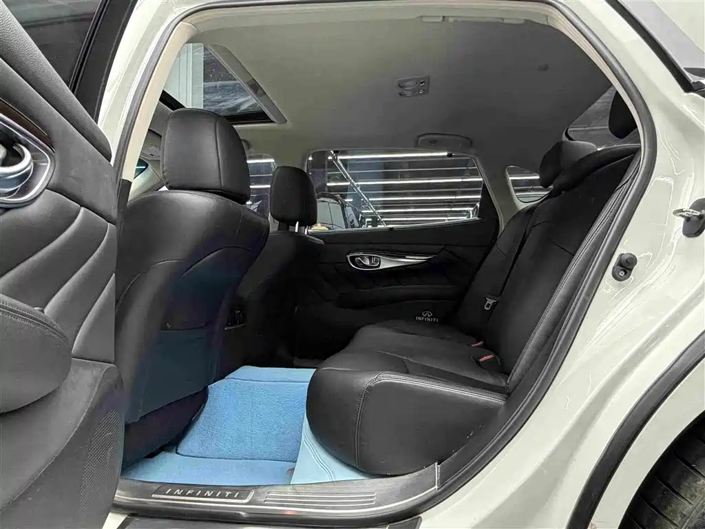 Infiniti Q70 — миниатюра 8