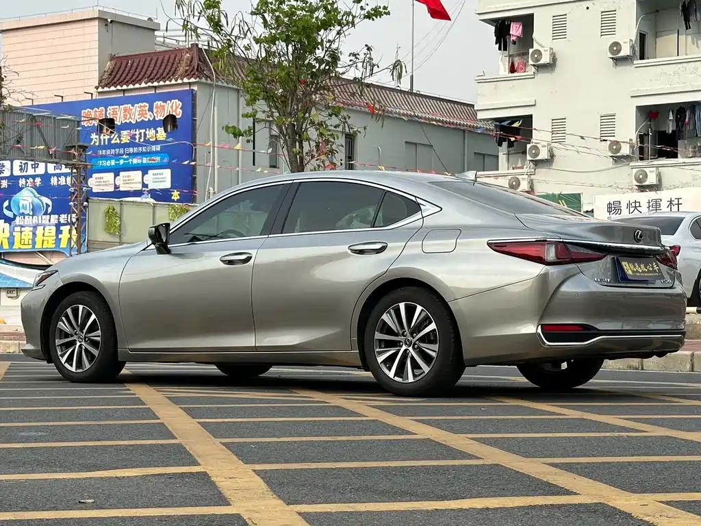 Lexus ES — миниатюра 6