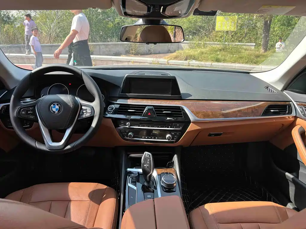 BMW 5 Series — миниатюра 9