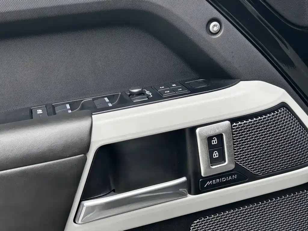 Land Rover Defender — миниатюра 17