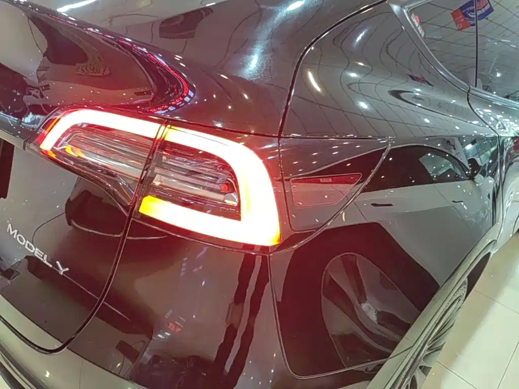 Tesla Model Y — миниатюра 8