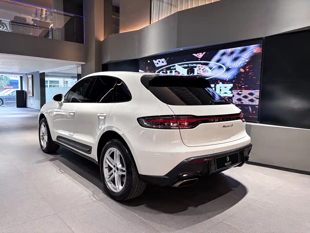 PORSCHE MACAN
