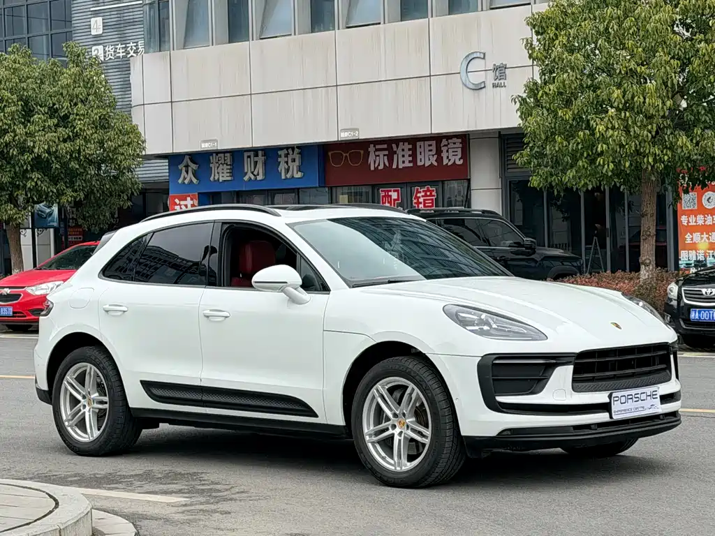 PORSCHE MACAN