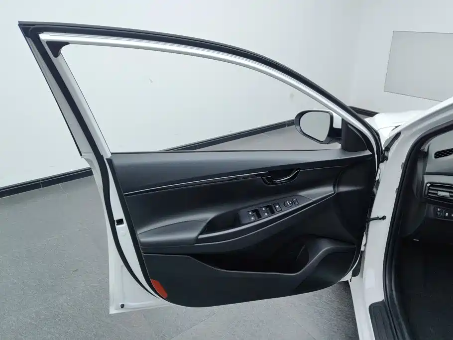 Hyundai Elantra — миниатюра 7