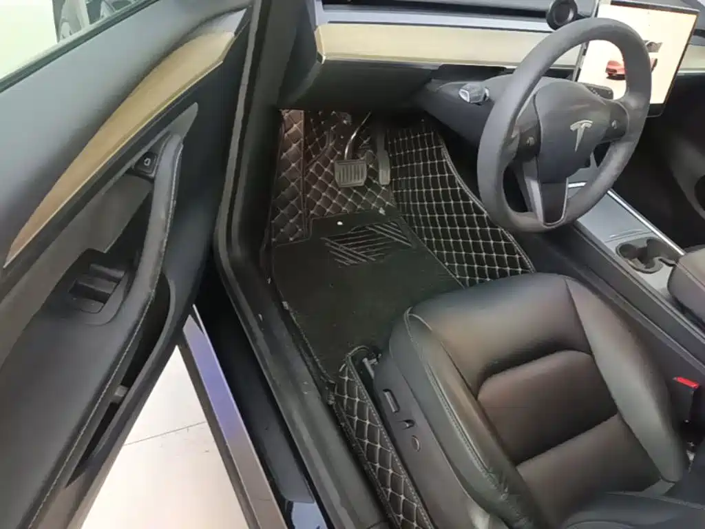 Tesla Model Y — миниатюра 16