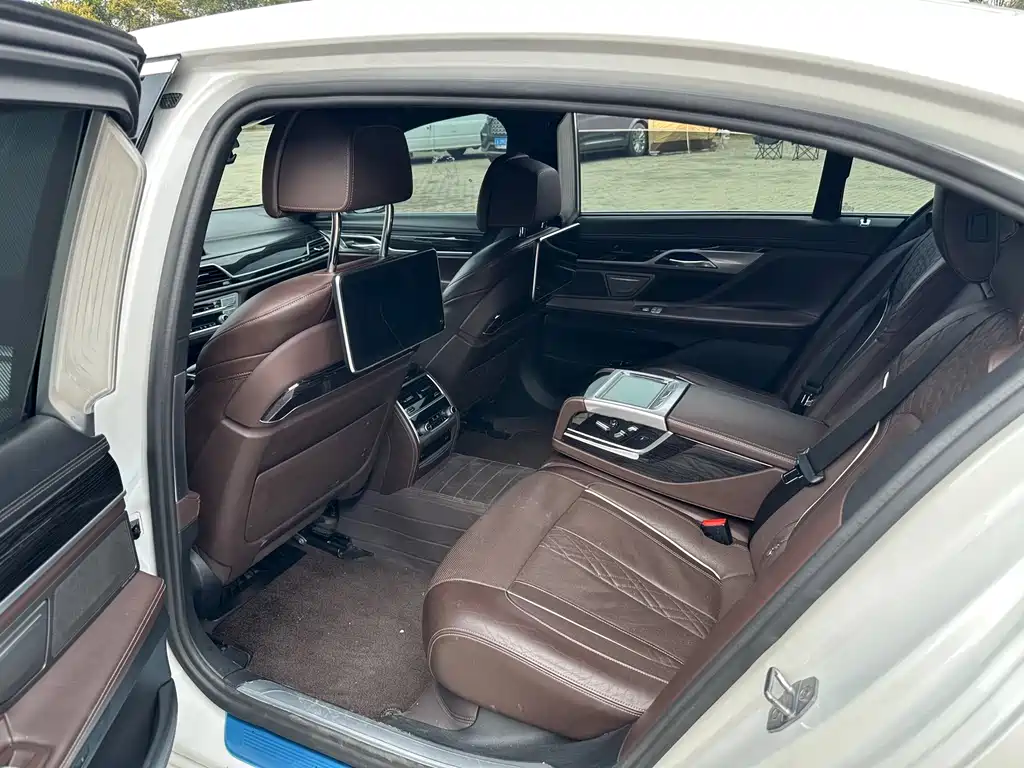 BMW 7 Series — миниатюра 6