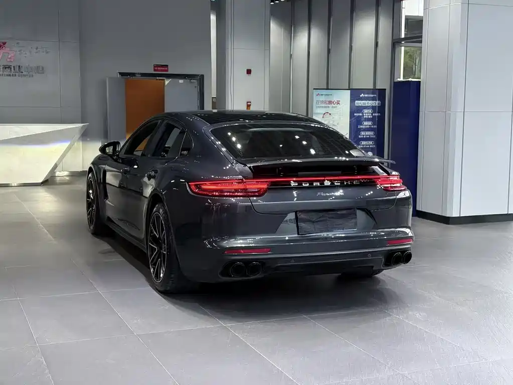 PORSCHE PANAMERA