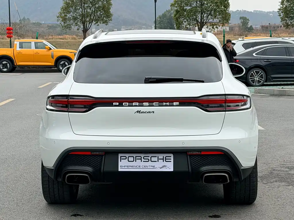 PORSCHE MACAN
