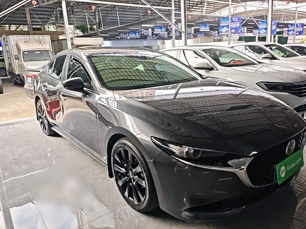 Mazda Mazda3 Axela 2.0 л 2023 г. Серебристо-серый, пробег 23800 км