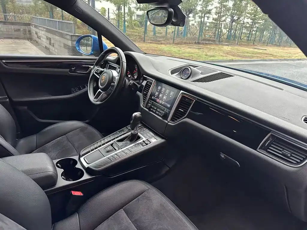 PORSCHE MACAN