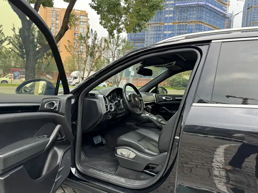 Porsche Cayenne — миниатюра 4