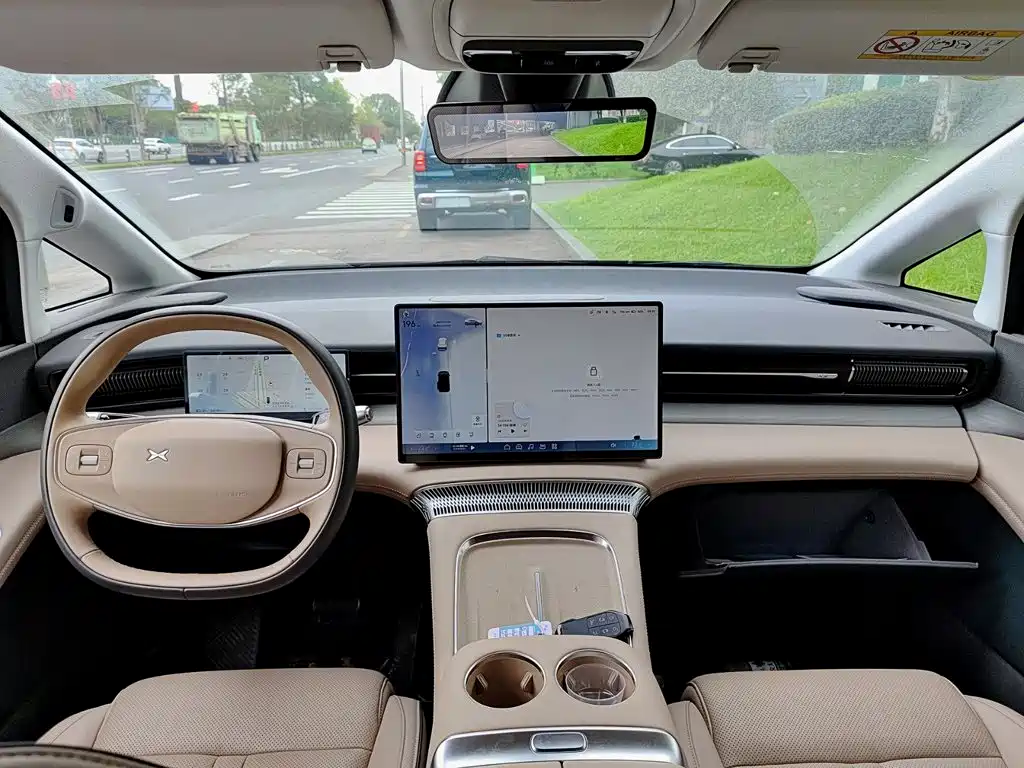 XPeng X9 — миниатюра 10