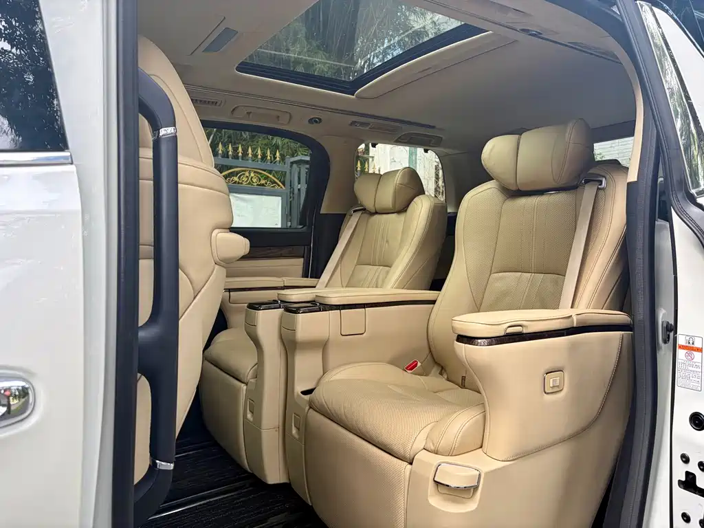 Toyota Alphard — миниатюра 7
