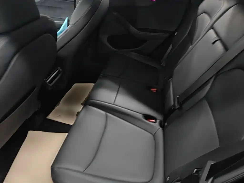 Tesla Model Y — миниатюра 17