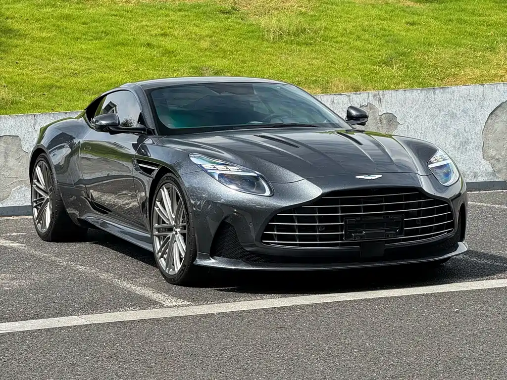 Aston Martin DB12 — миниатюра 7