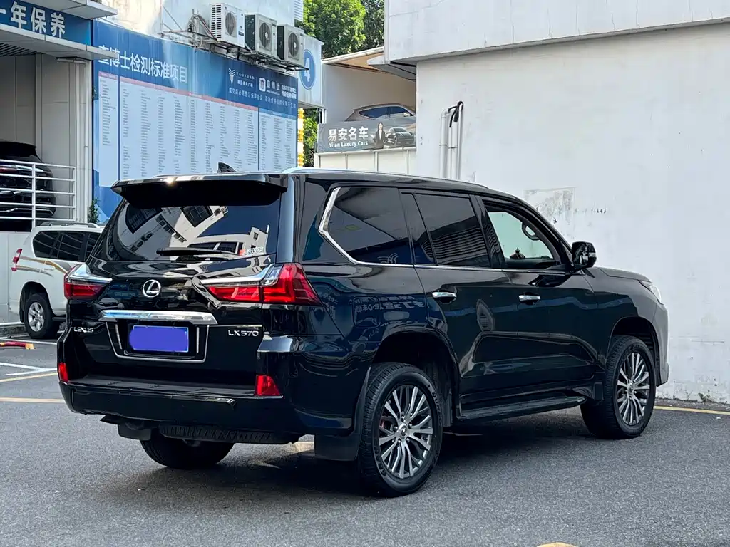 Lexus LX — миниатюра 9