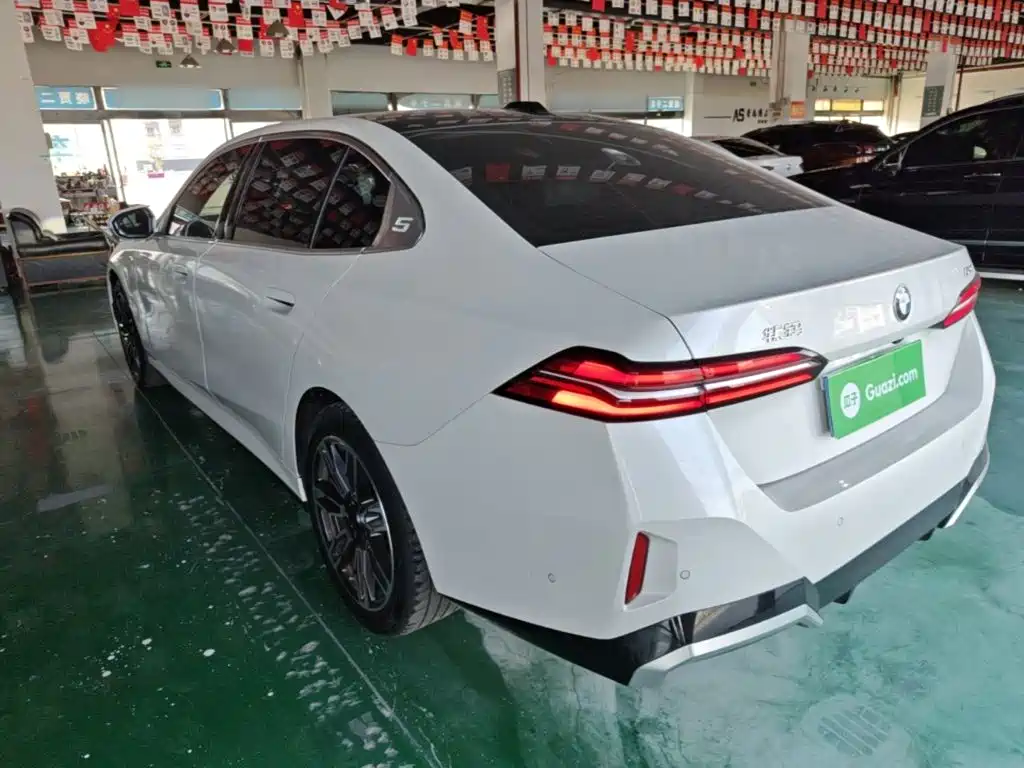 BMW 5 Series — миниатюра 5