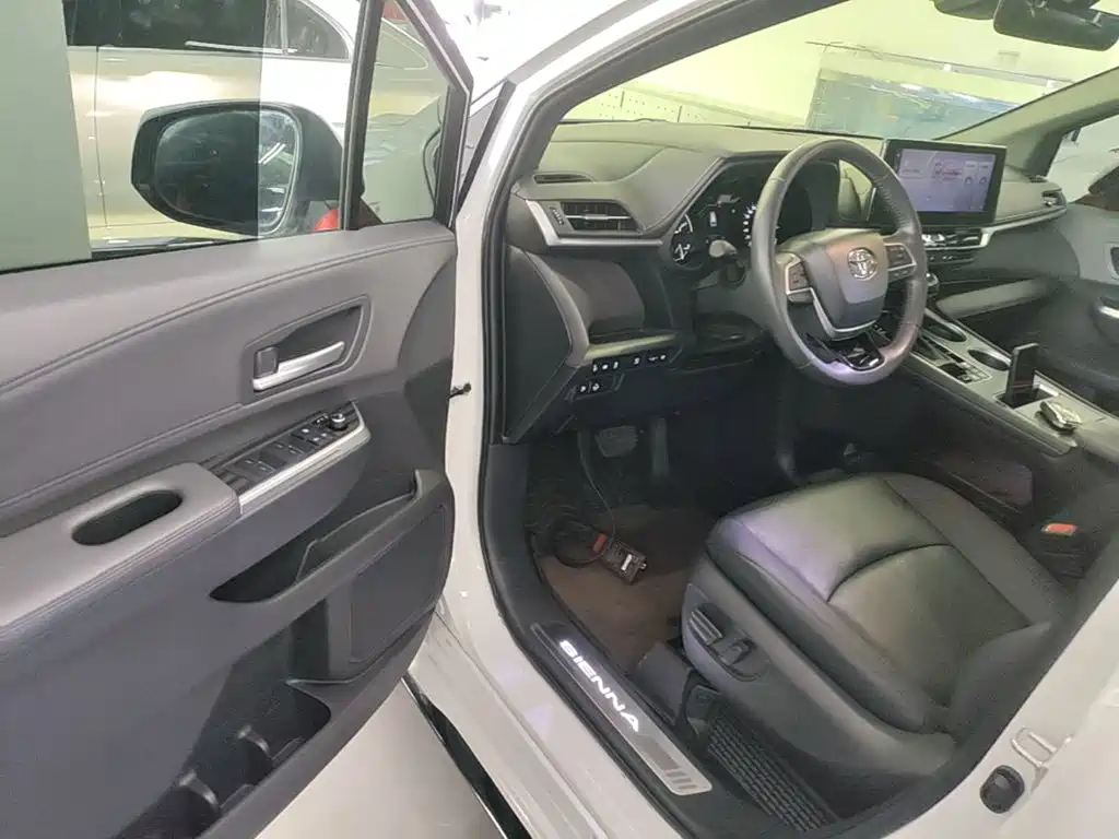 Toyota Sienna — миниатюра 16