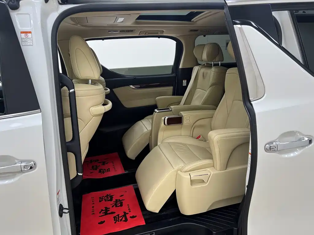 Toyota Alphard — миниатюра 13