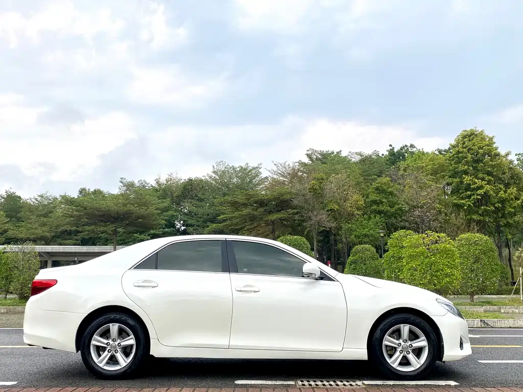 Toyota Reiz — миниатюра 5