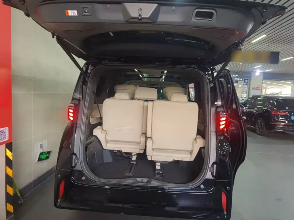 Toyota Alphard — миниатюра 19