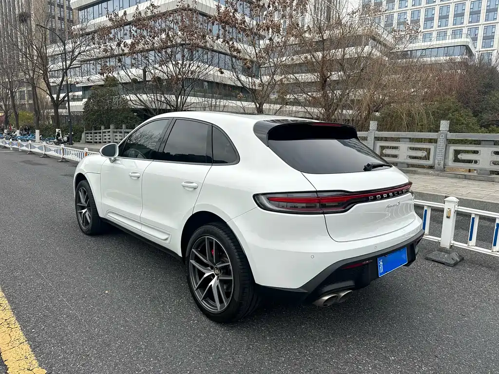 PORSCHE MACAN