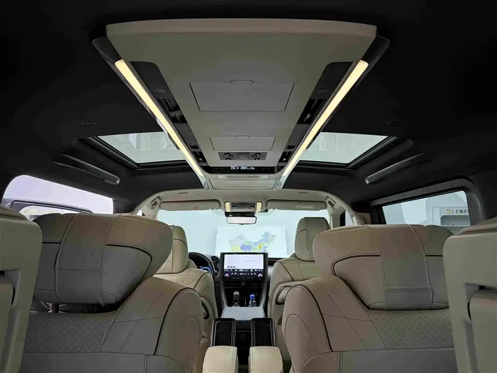 Toyota Alphard — миниатюра 10