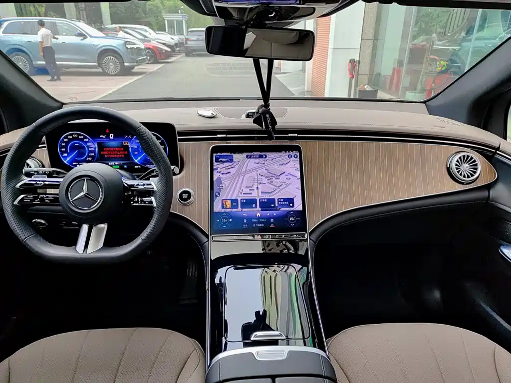 Mercedes-Benz EQE SUV — миниатюра 10