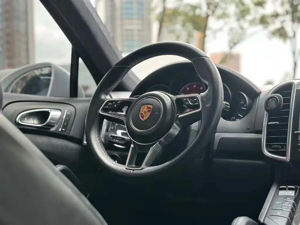 Porsche Cayenne — миниатюра 12