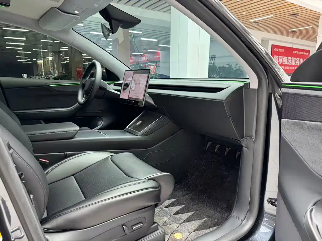 Tesla Model Y — миниатюра 16