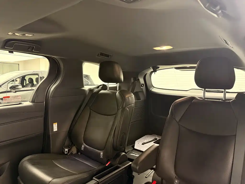 Toyota Sienna — миниатюра 11