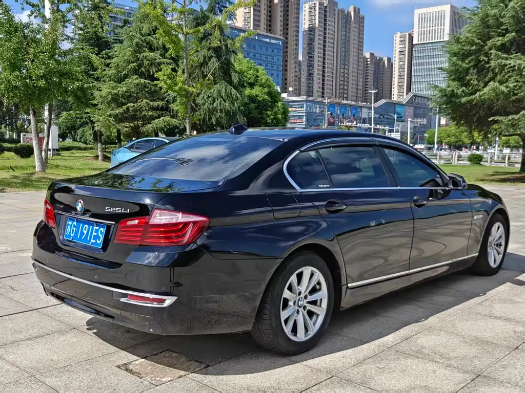 BMW 5 Series — миниатюра 7