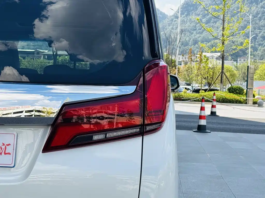 Toyota Alphard — миниатюра 7