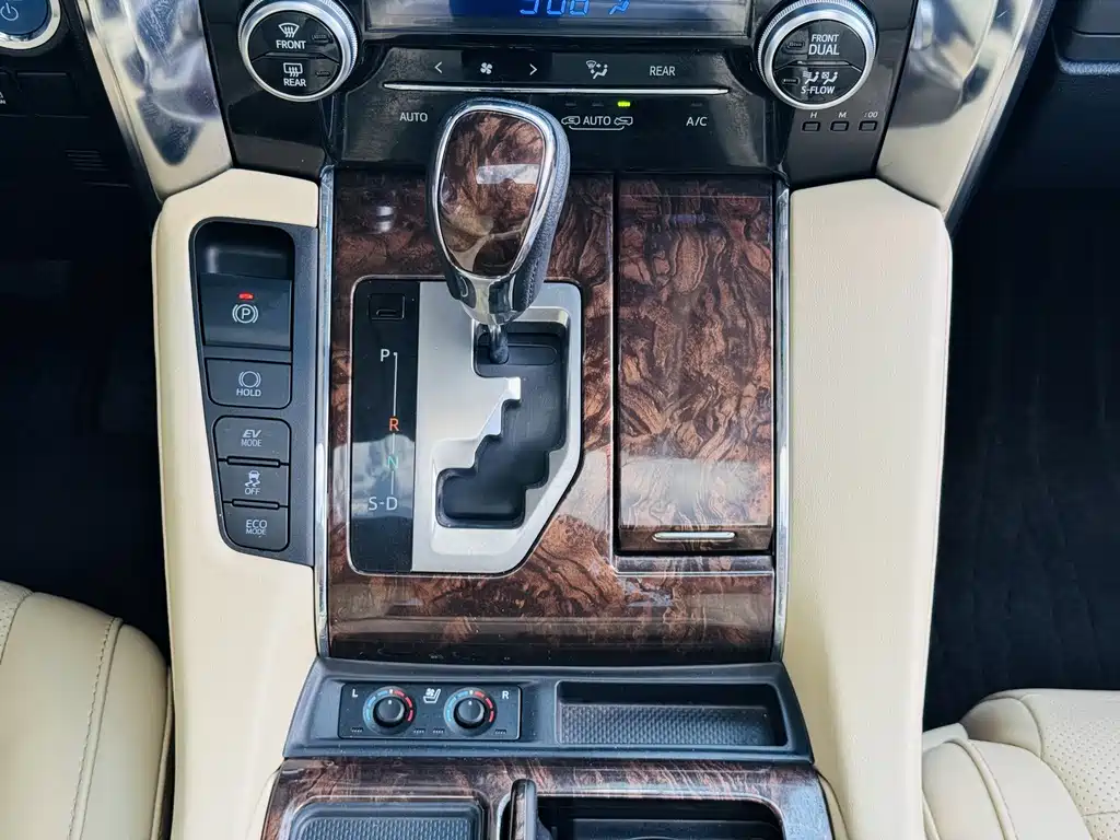 Toyota Alphard — миниатюра 23