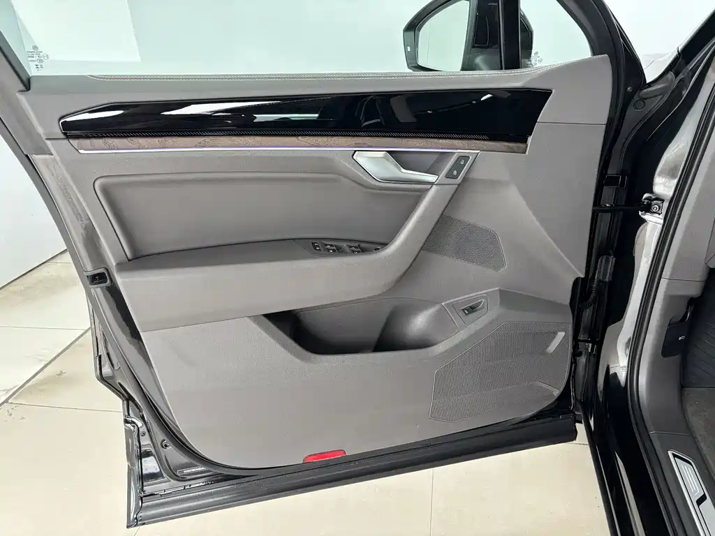 Volkswagen Touareg — миниатюра 10