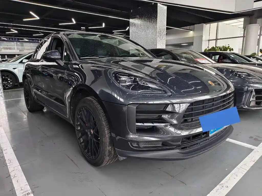 PORSCHE MACAN