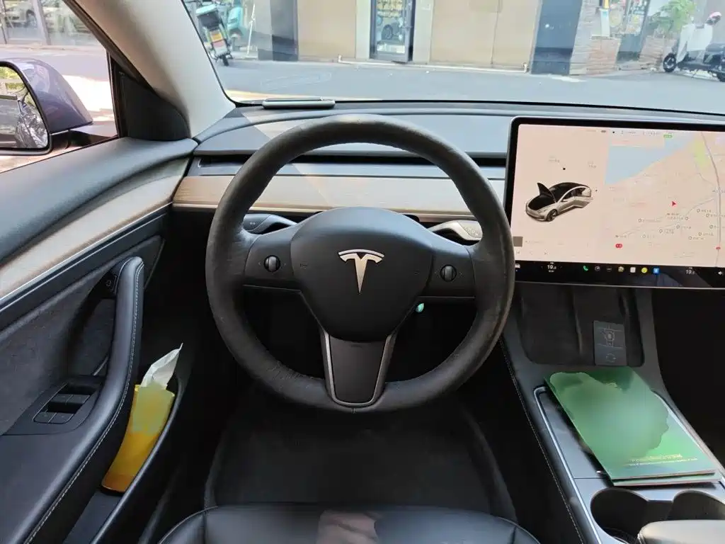 Tesla Model 3 — миниатюра 3