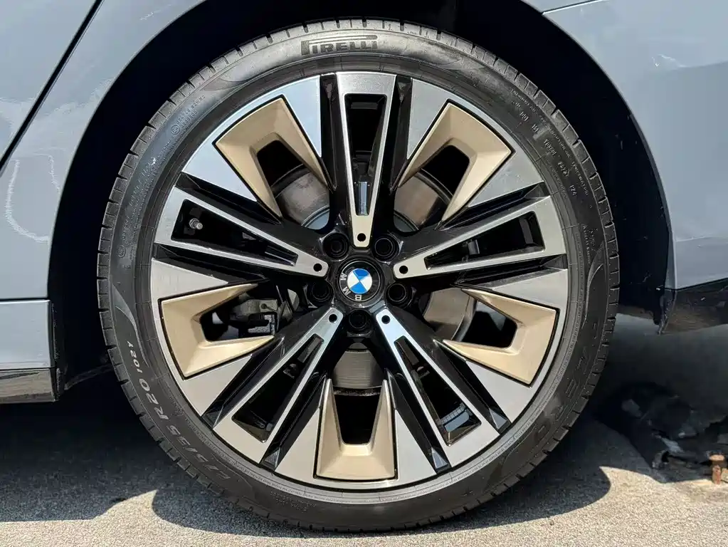 BMW 5 Series — миниатюра 8