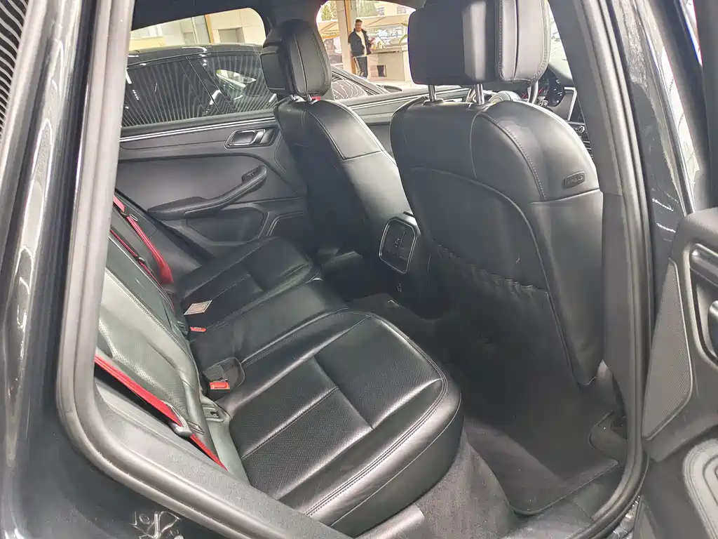 PORSCHE MACAN