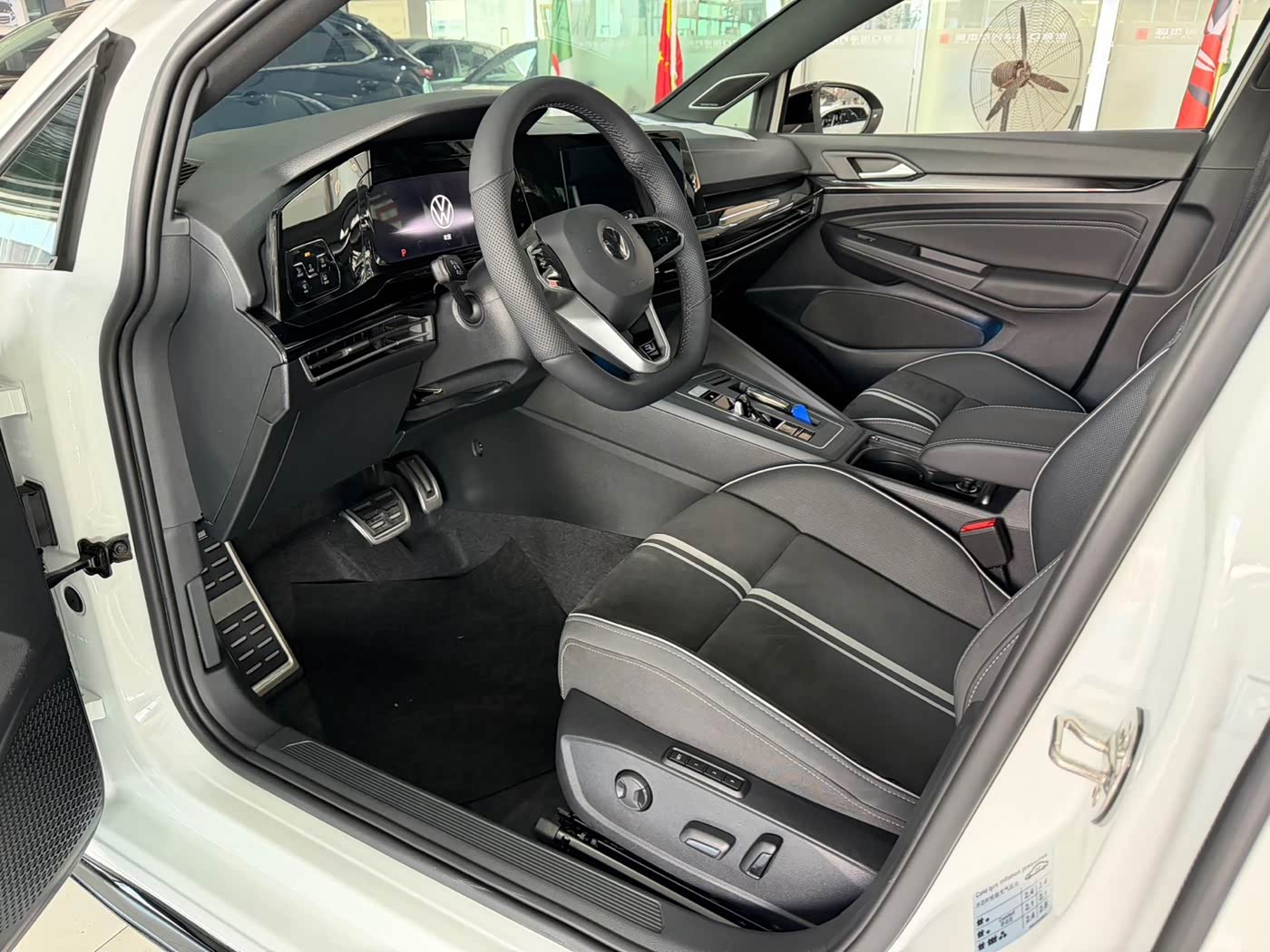 Volkswagen Golf 1.4 л 2022 г. Белый, пробег 14000 км