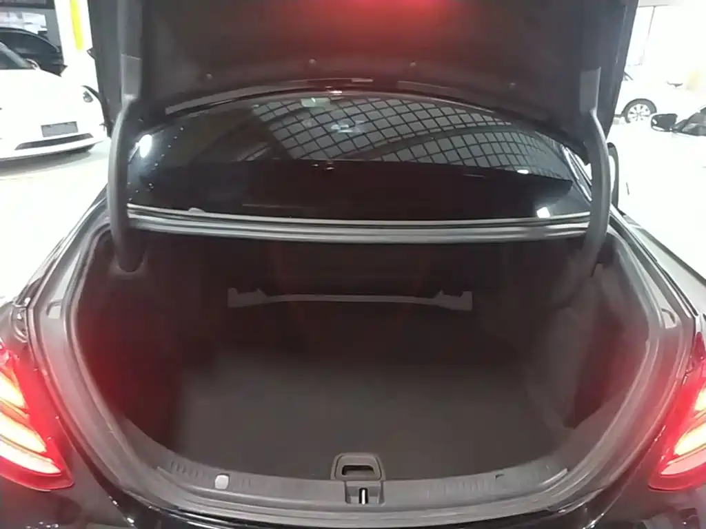 Mercedes-Benz E-Class — миниатюра 19