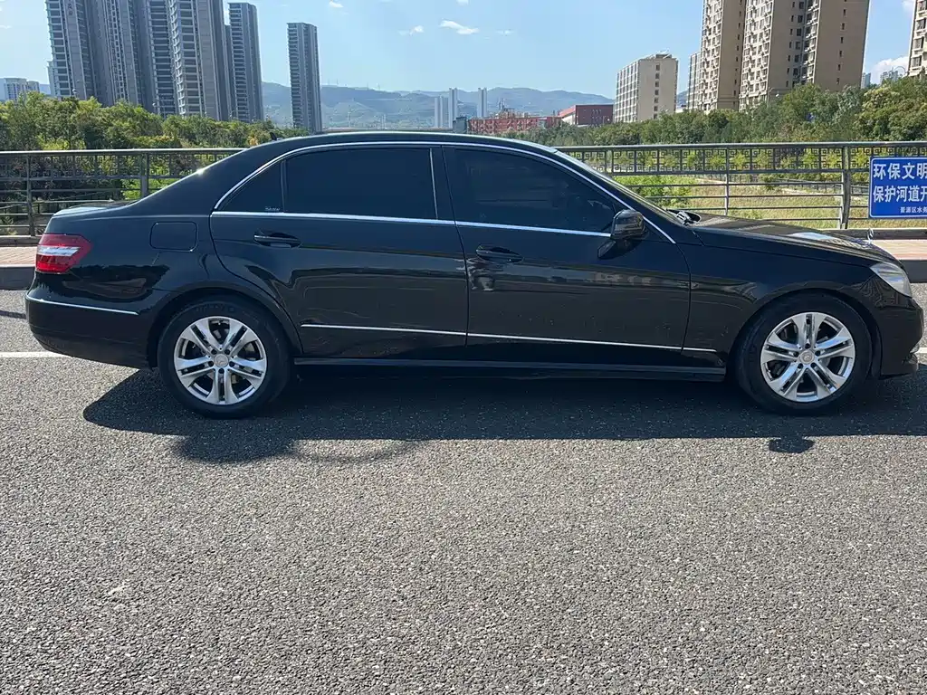 Mercedes-Benz E-Class — миниатюра 6