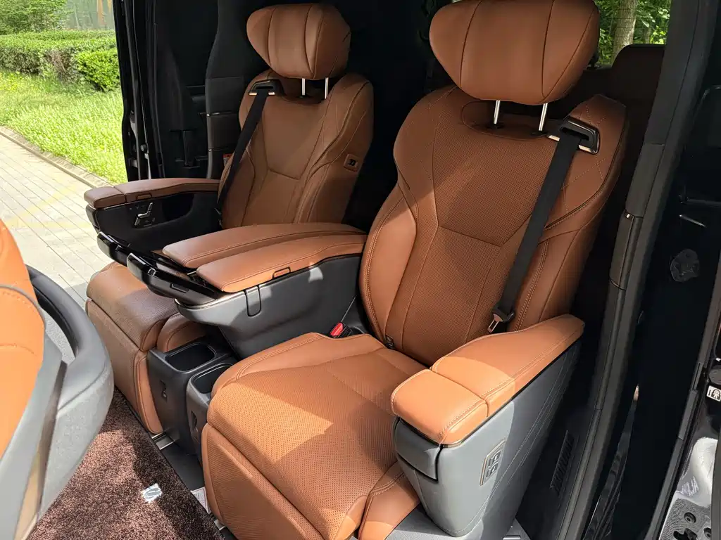 Toyota Alphard — миниатюра 11