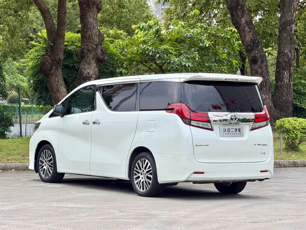 Toyota Alphard — миниатюра 7