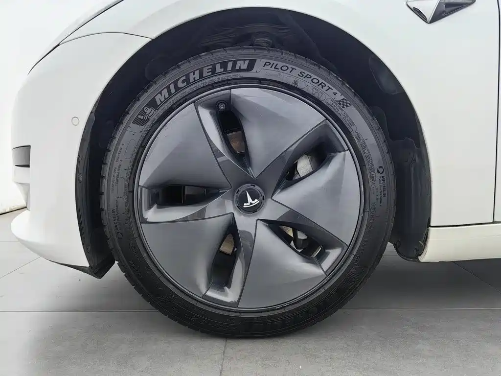 Tesla Model 3 — миниатюра 17