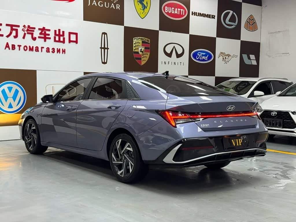Hyundai Elantra 1.5 л 2023 г. Голубой, пробег 19000 км