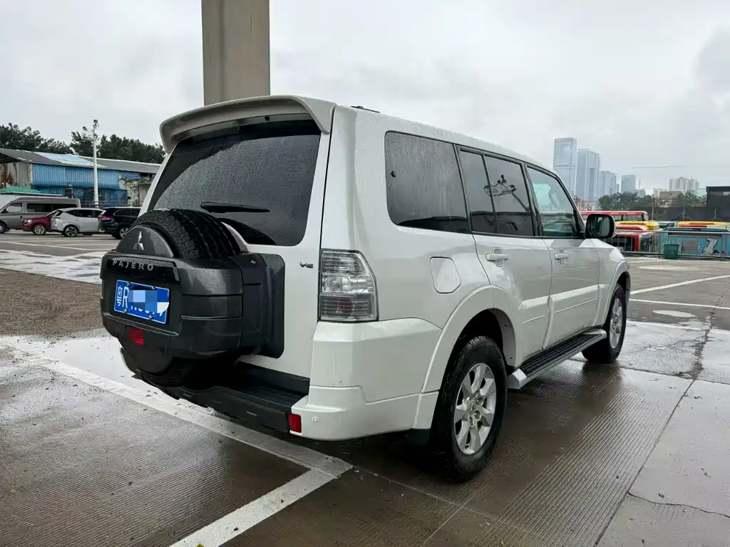 MITSUBISHI PAJERO