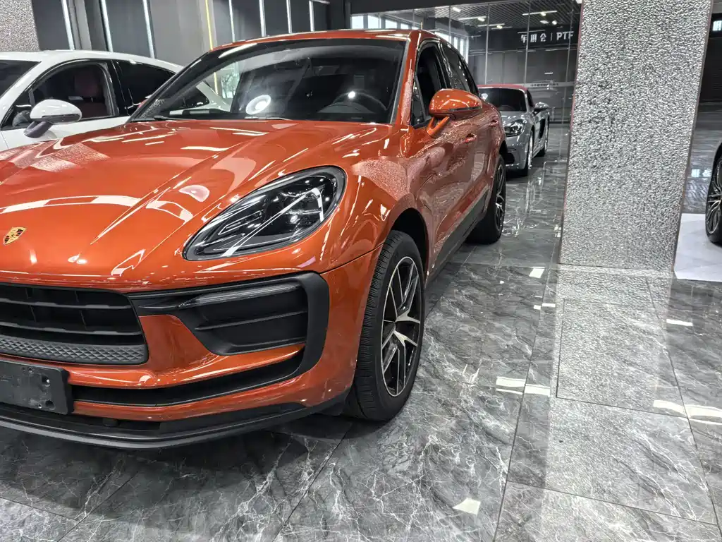 PORSCHE MACAN